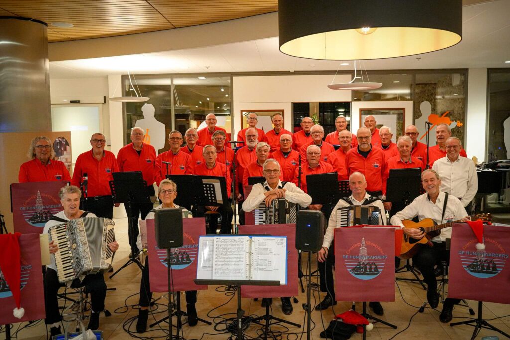 Shantykoor De Hunzevaarders, een enkel koorlid kon helaas niet aanwezig tijdens het maken van deze foto.
